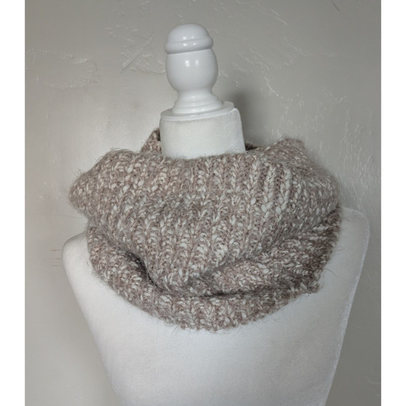 Steve Madden Womens Infinity Beige Faux‎ Fur Scarf Soft Fuzzy - Picture 1 of 7